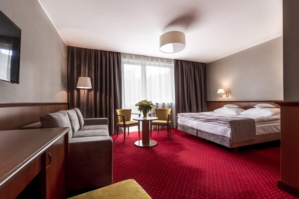 Hotel Konradowka Wellness & Spa - 300 Metrow Do Centrum Карпач Стая снимка